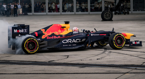 F1 フェルスタッペンが登場！レッドブルの聖地“ハンガー7”再始動にファン歓喜