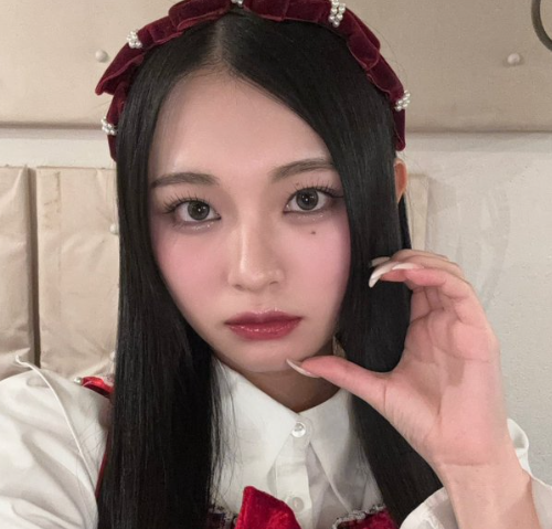 ビジュが強すぎる激かわ自撮りをあのアイドルが公開！