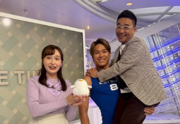 中村克、スタジオで“力持ちショット”公開！「俺も抱っこして」の声続々