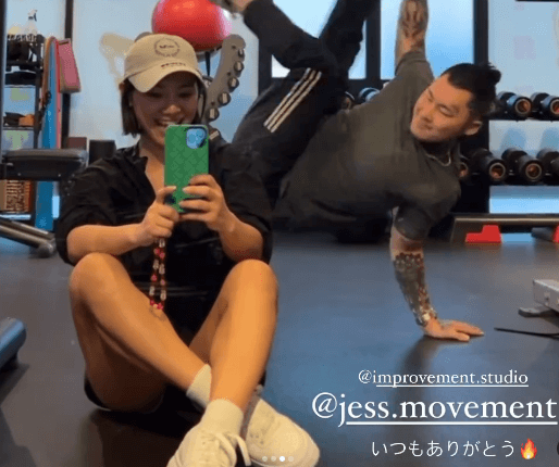 「後ろの荒ぶったトレーナー気になる」話題の美女スポーツグラドル、美ヘソあらわなトレ姿と不思議ムービーに反響！