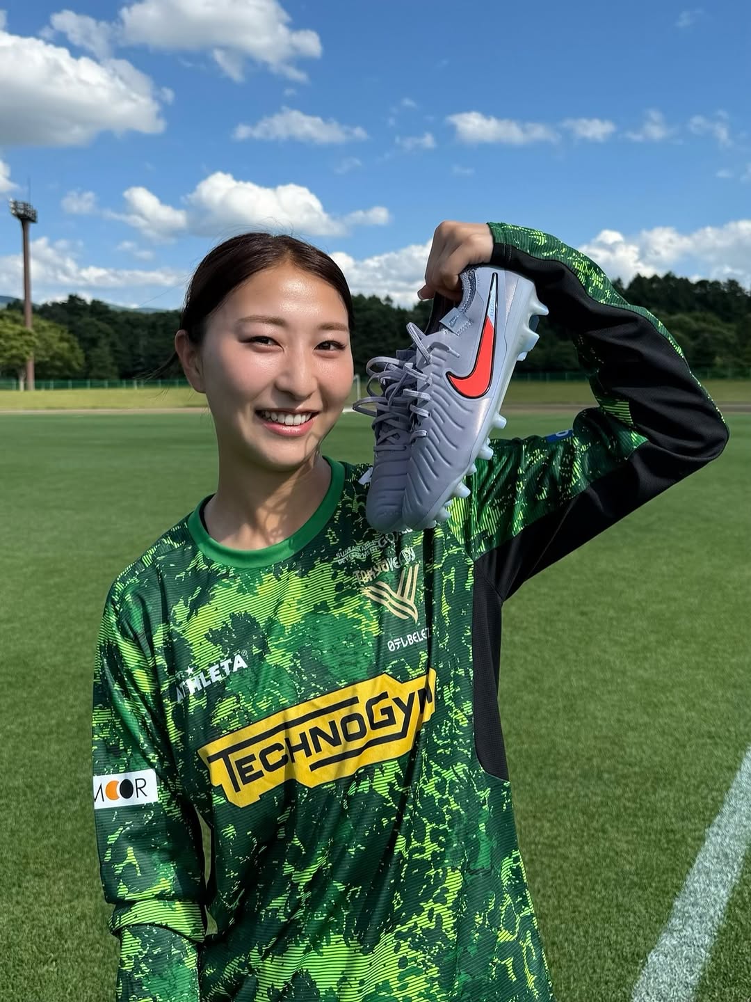 女子サッカー・塩越柚歩が開幕戦を共にする“相棒”を手にニコニコショット！