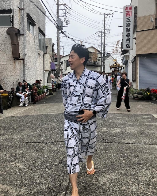 有名キャスターの妻を持つ政治家が浴衣姿で街中を駆け抜ける 意外な姿に反響続々