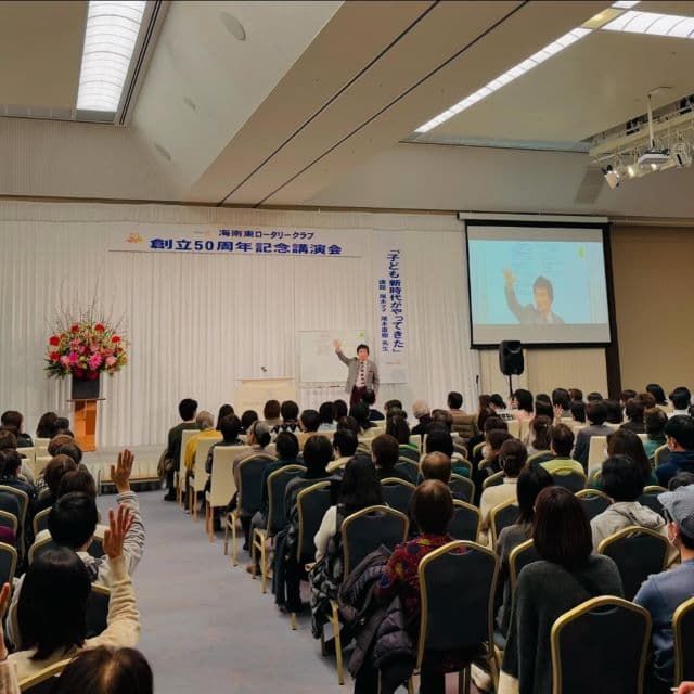 「問題意識高いですね♪」尾木ママ、おいしい〇〇を食べて講演会に奮闘するショットを公開！