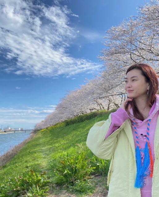 観月ありさ、春の絶景に癒される。幸手の桜と菜の花でのどかな休日を満喫