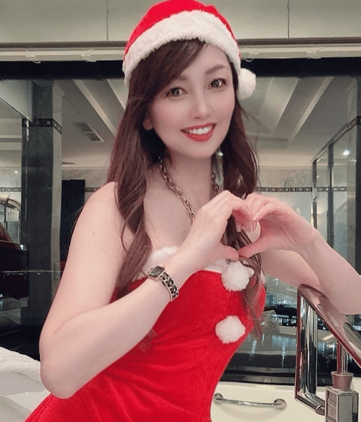 56歳の国宝級フィットネス女子、プレミアムなサンタコスで”ハート・ブレイクショット”を公開！「可愛すぎます」