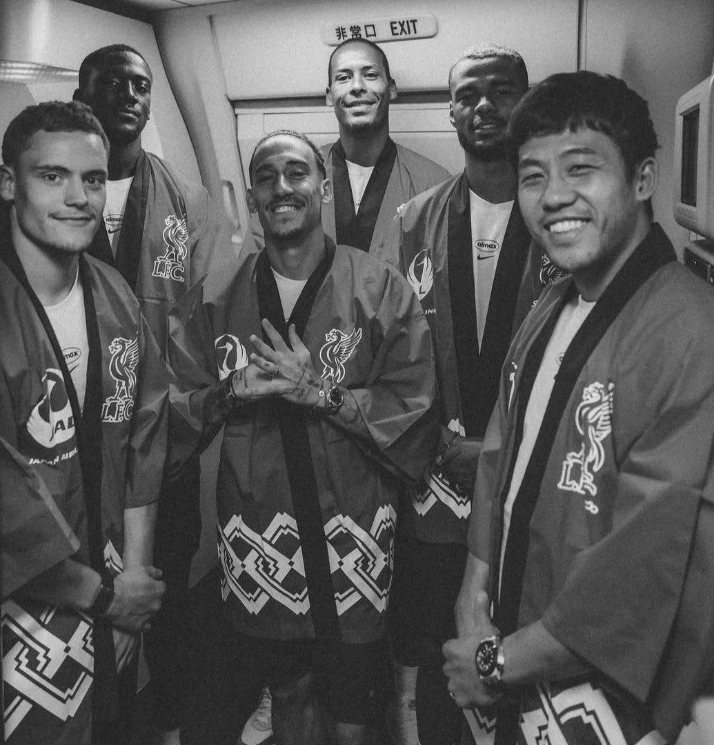 リヴァプールの遠藤航がチームメイトと共に60年前のビートルズ来日シーンを再現！〇〇姿の笑顔ショットが話題に