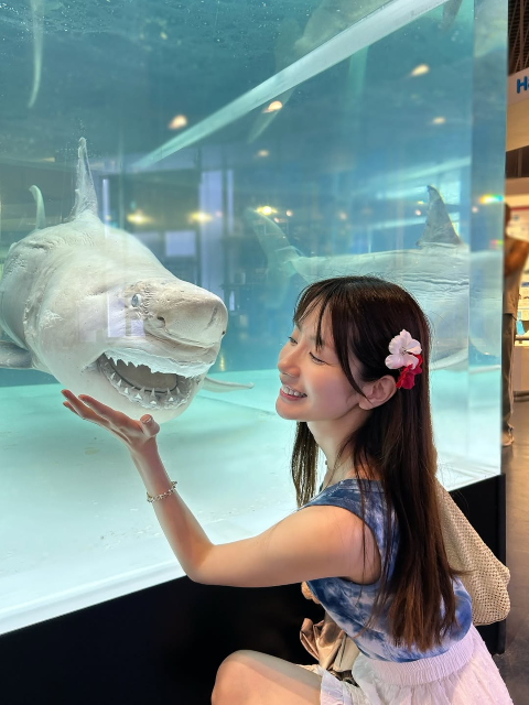 「オジロザメの剥製にあごくいっ」元お笑い芸人の美女タレント、美ら海水族館満喫の無邪気スマイルにファンメロメロ！