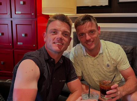 「日焼けラインが衝撃」アレックス・ロウズが“ブロタイム”公開、あまりの焼け具合に爆笑の嵐！