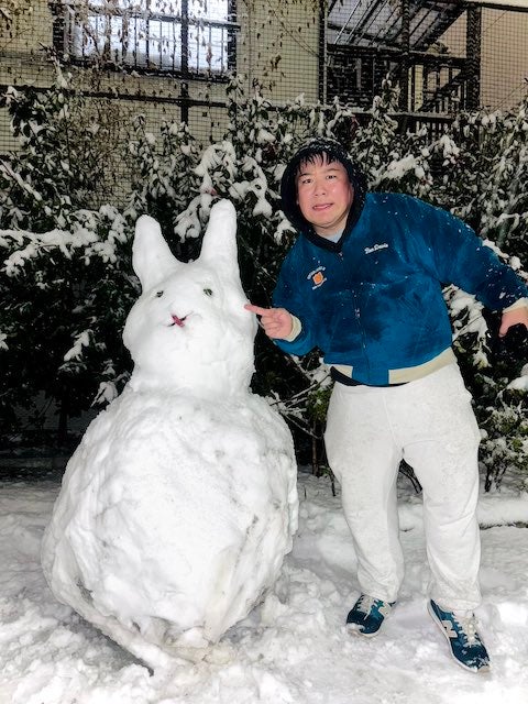 ラランド・ニシダが雪だるま作りで寝坊！？「全部雪のせいだ。」
