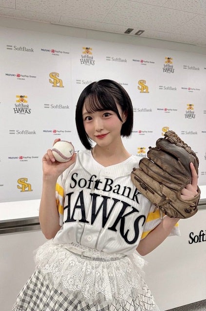 HKT48・市村愛里が人生初のセレモニアルピッチ！推しの選手に向けてノーバン投球を披露
