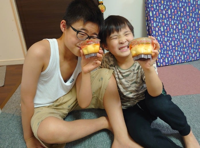 山田花子さん、長男次男のツーショット公開🌟大好物片手にニッコリ😊