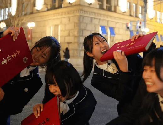 ”卒業証書にまさかの行動？”プロテニスプレイヤーの女子高生の”卒業”、青春メモリアルの”超激レアショット”にファン歓喜＆祝福ラッシュ！