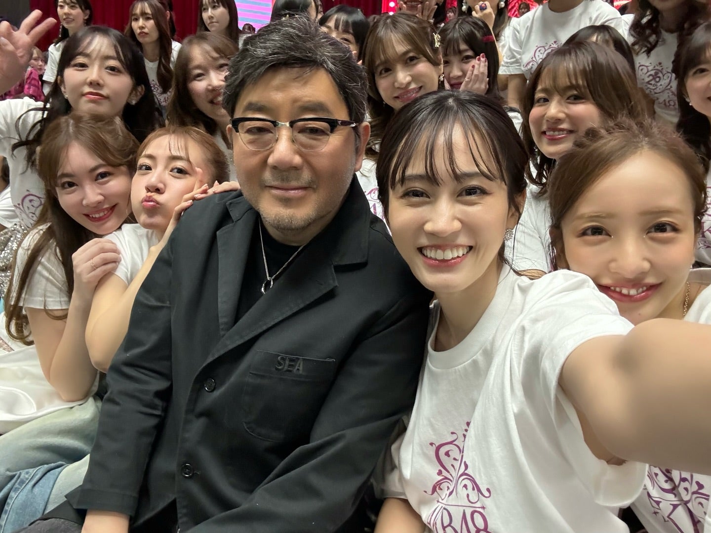 「当時も今も青春をありがとう」OG大集合！前田敦子が秋元康との豪華集合ショットを披露