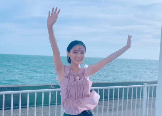 倉科カナが海辺で夏を堪能🏖　「この可愛さ、反則❤️」