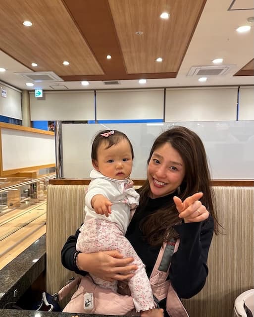 「おこさまの設置型イス？もあるのでとてもありがたい！」岡副麻希、結婚記念日をお寿司で祝う！