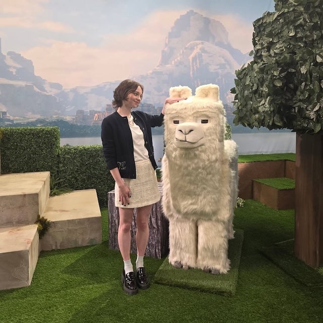 米人気女優が映画マインクラフトのオフショットを公開！「I like this guy」とコメント