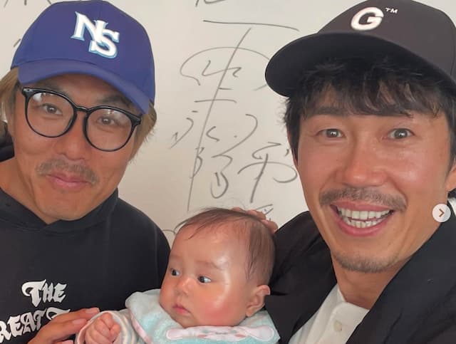 トータルテンボスもメロメロ？山本圭壱の愛娘・にこりちゃんとの癒しスリーショット公開