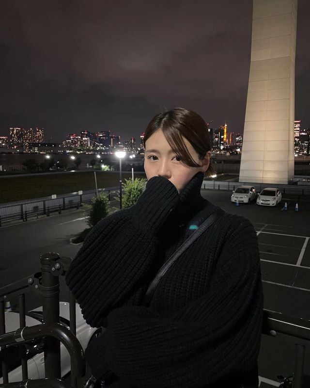 井口綾子、ニットコーデに萌え袖姿がかわいすぎると話題👀「綾子ちゃん可愛すぎるよ」