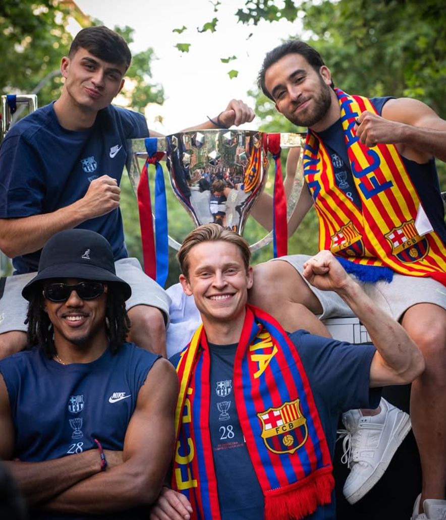 バルセロナ優勝パレードの様子をデヨングが公開！大観衆で賑わう