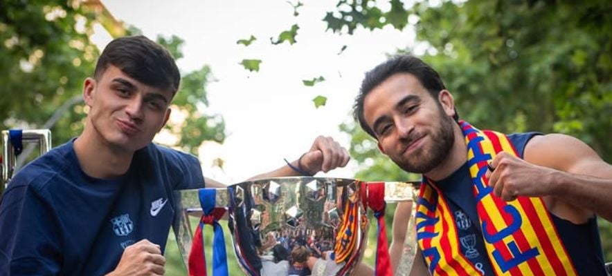 バルセロナ優勝パレードの様子をデヨングが公開！大観衆で賑わう