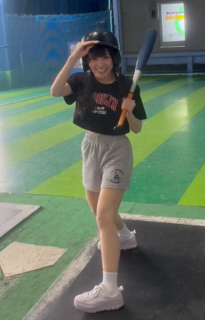「しかも超絶可愛い」野球大好きアイドル、可愛すぎるヘルメット姿のフルスイングムービーにファンメロメロ⁉