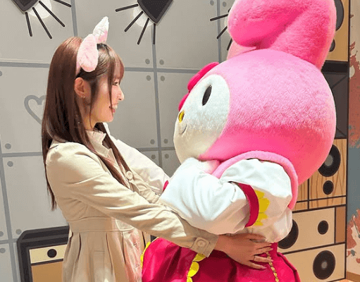「あー可愛い！」人気ラウンドガール、マイメロとの”ラブリー・ショット”を披露！距離感にファンメロメロモード突入「最強で最高に可愛い」