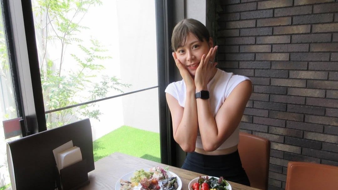 白T×笑顔がまぶしい…人気アスリートの“カフェ時間”に反響