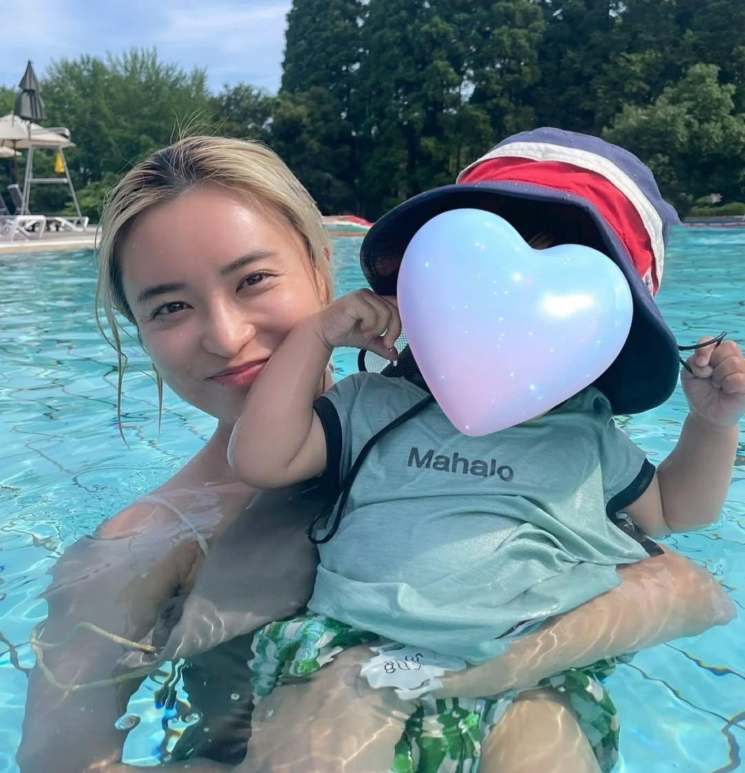 小島瑠璃子が5ヶ月ぶりのSNS更新 “親子プール”ショットが大反響
