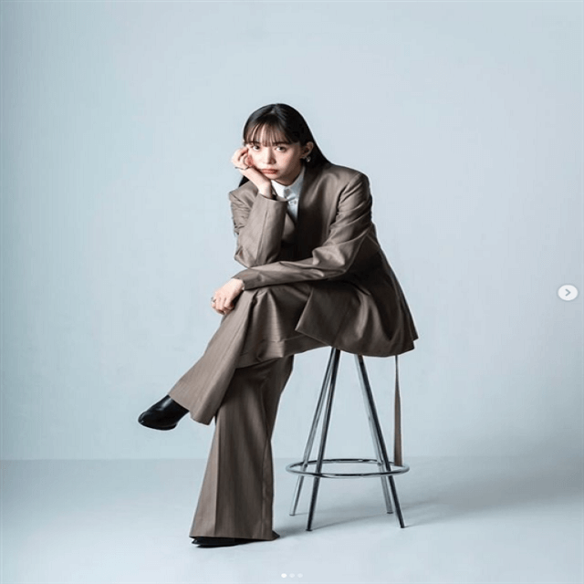 井桁弘恵、地元福岡の仕事に密着でき歓喜！ビジネスマガジンの表紙を堂々と飾る