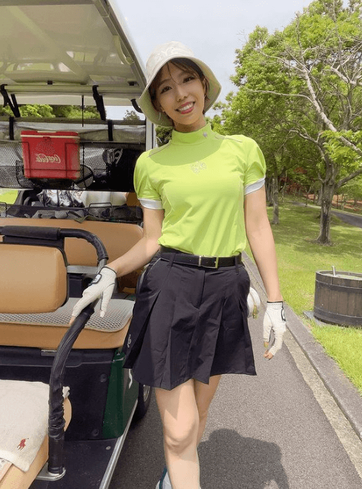 美容師ゴルファー・まなみ“お気に”の変形袖コーデで、美麗ゴルフウェアショットを披露！