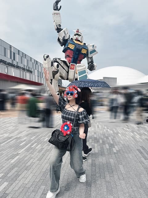 「超はっちゃけてるw」人気女性声優が万博を満喫！ユニークな姿でガンダムを再現