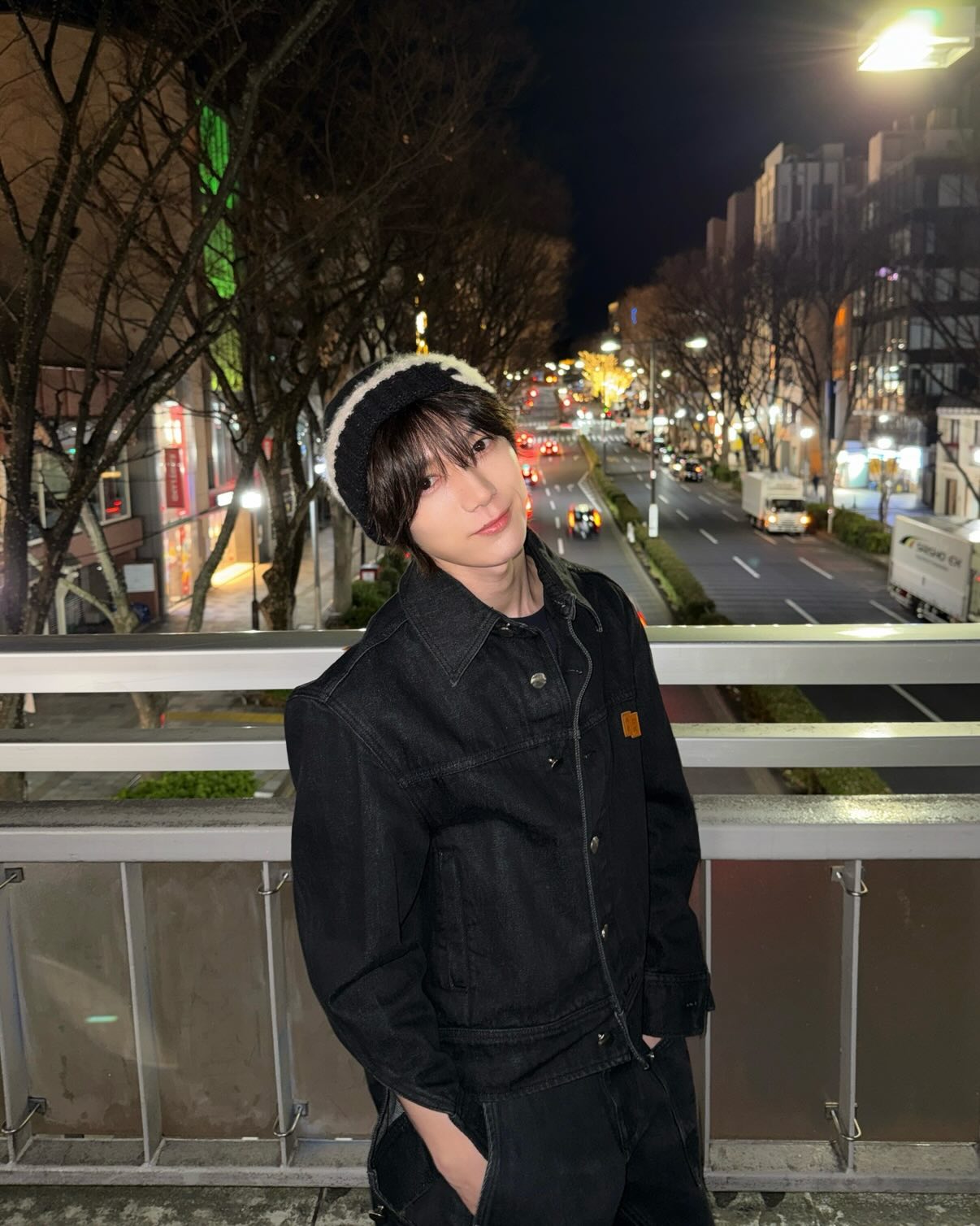 夜の街に溶け込む七五三掛龍也の“散歩ショット”が話題