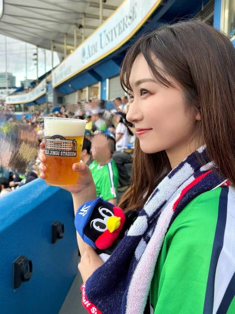 "スワローズガチファン"美女タレント、「3週連続現地すわほー！！！」に歓喜の乾杯ショット！
