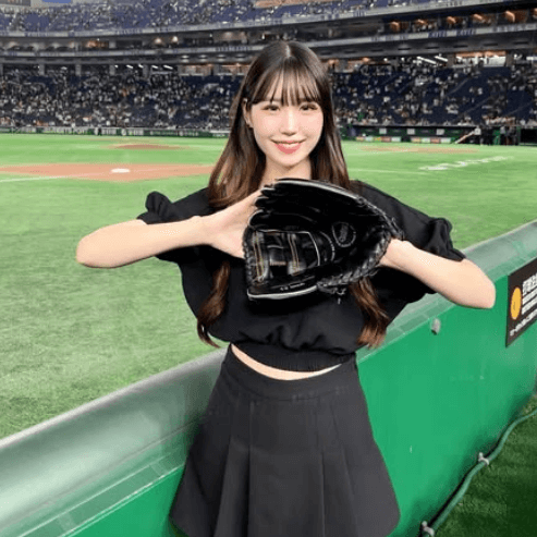 サッカー美女子、レアな野球ガールモードに！ドーム内ショットにファン白熱