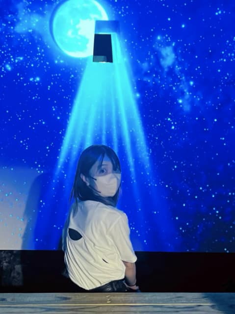 May’nが展示会に訪れ、アニメを思い出し涙…。作品の魅力を語る