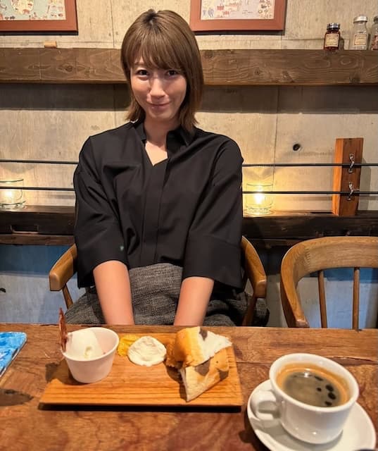 「その表情と角度はズルい」狩野舞子、“親友とお出かけ”ショット公開