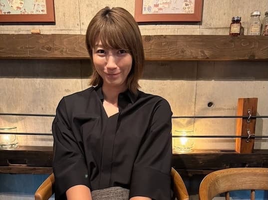 「その表情と角度はズルい」狩野舞子、“親友とお出かけ”ショット公開