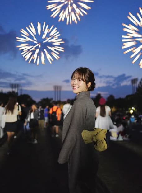 「花より団子」新田さちかが花火大会で縁日グルメを堪能するショットにファン悶絶！