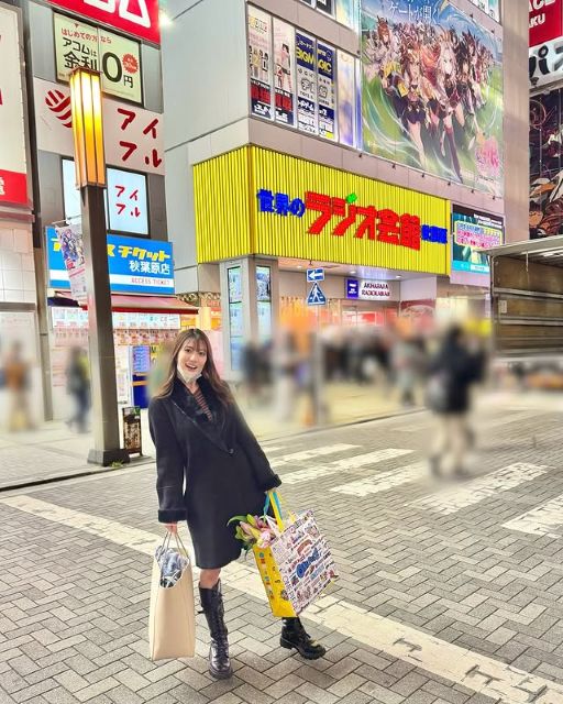 「みんな知っとう？」人気グラドル・草野綾、マネージャーおすすめ『秋葉原と言えばココ』なスポットでパシャリ！