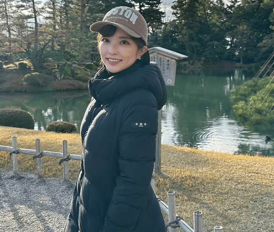 「お母さん自慢の娘だろうな…」美女アナウンサー、泉のほとりで見せた美スマイルが美しすぎると反響続々「あら、綺麗」