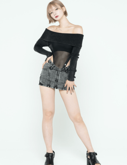 人気レイヤー・レイラ「肩出し×デニムミニ」美スタイルでファン魅了！