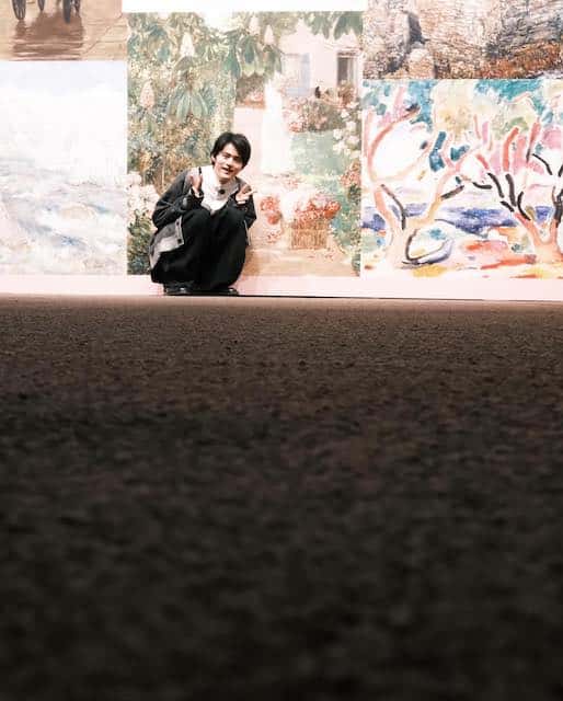 鈴鹿央士がオフィシャルサポーターを務める展覧会での最新ショットを公開📸