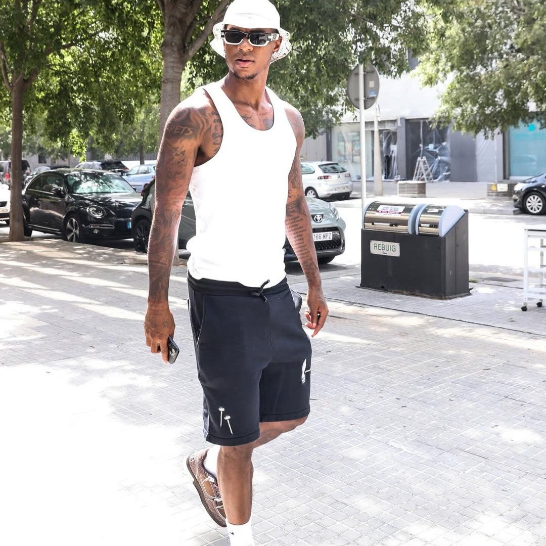 バルサのラッシュフォード、ピッチ外の姿もクール！モノトーンコーデでカリスマオーラを放つ