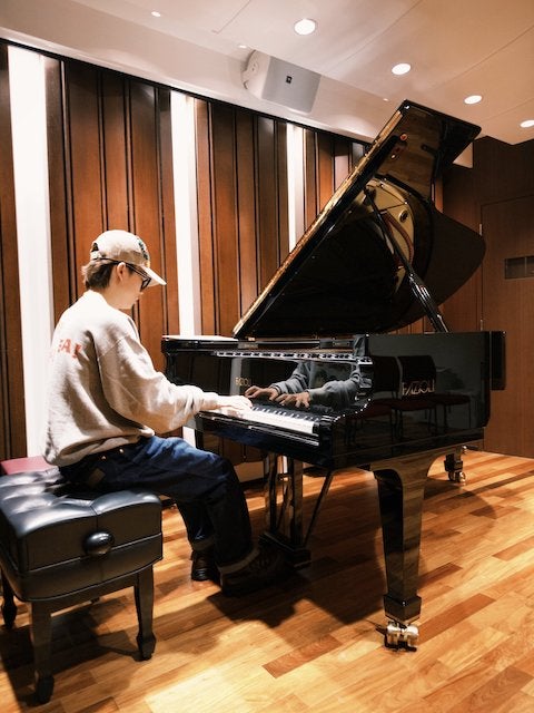 コムドット・ゆうた ピアノを弾く姿を公開しファンうっとり「やっぱピアノ楽しい」