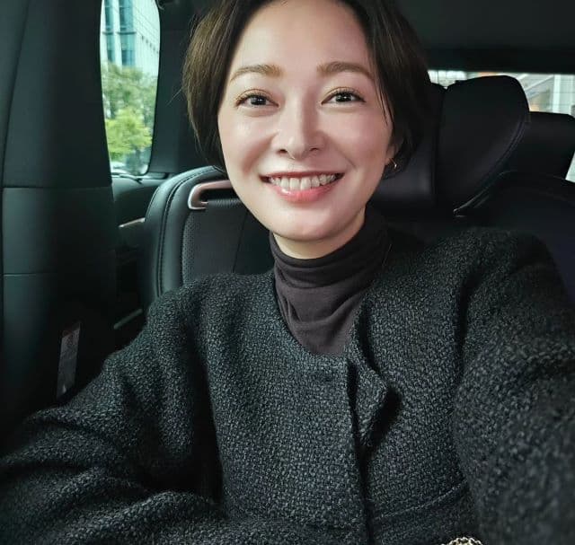 「エレガント」元モー娘。市井紗耶香、黒でまとめたシックな世界観の写真を公開！