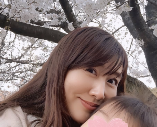 「春の訪れに笑顔咲く」安めぐみ、桜と娘の可愛さに癒される最新ショット公開！