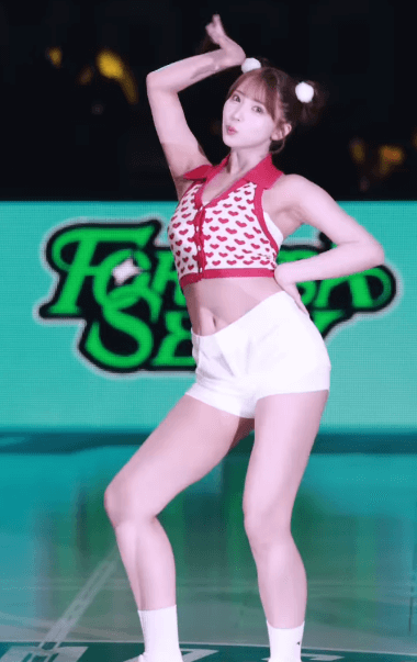 「可愛すぎて永遠にリピできます」三上悠亜(31)、台湾バスケでチアガールの激カワダンスムービーを披露！