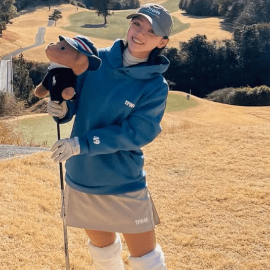 「お顔もヘッドカバーまで可愛い」話題のゴルフ美女子、”ぬいぐるみクラブ＆輝く美脚姿”を披露しファン歓喜！