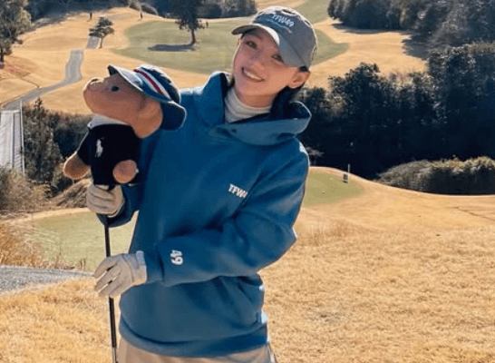 「お顔もヘッドカバーまで可愛い」話題のゴルフ美女子、”ぬいぐるみクラブ＆輝く美脚姿”を披露しファン歓喜！