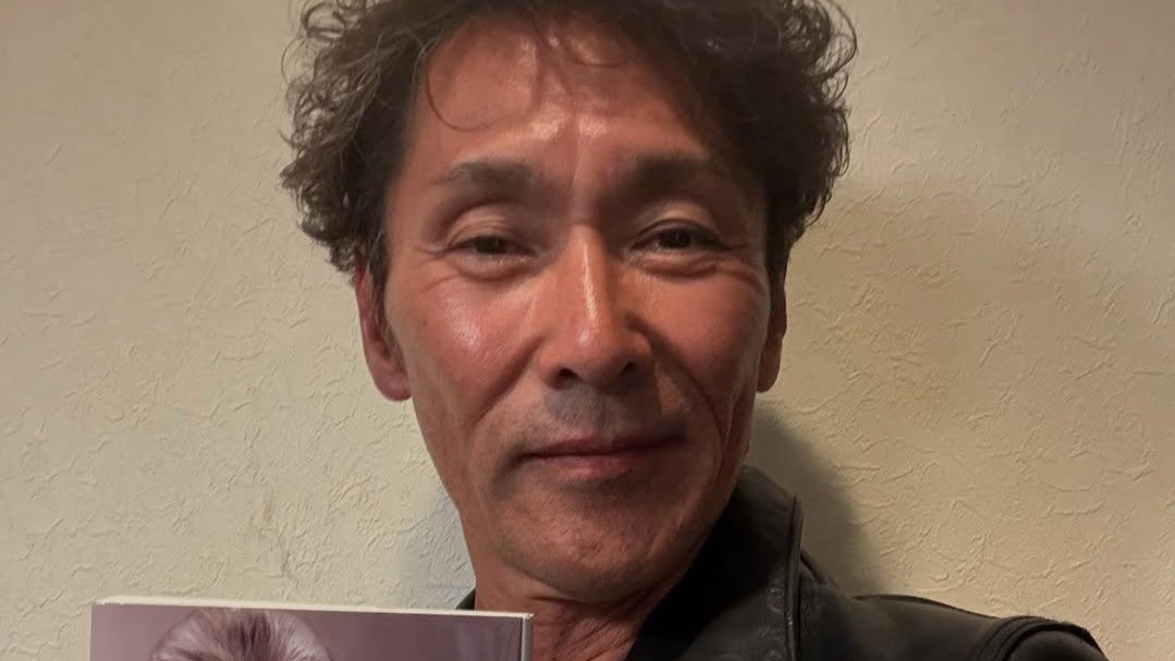 革ジャン姿が激シブ…“兄い”からの贈り物にファン騒然